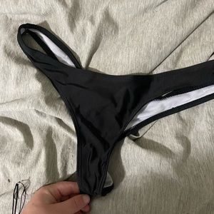 Says a side large fits more like a S/M